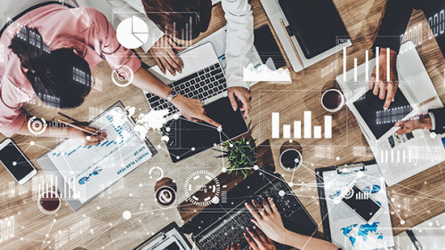 Kollegen-Laptop-407968987-AS-Blue-Planet-Studio