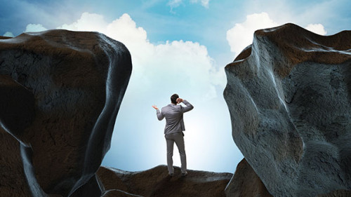 Anzugtraeger-Schlucht-258636064-AS-Elnur