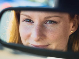 Frau-Rueckspiegel-95187616-AS-ptnphotof