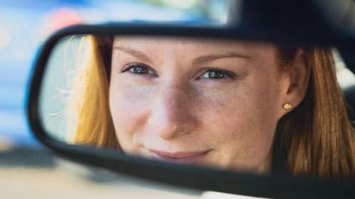 Frau-Rueckspiegel-95187616-AS-ptnphotof