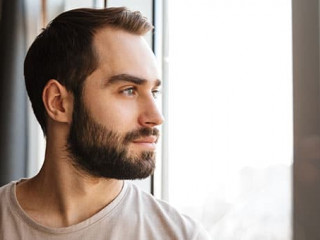 Mann-Fenster-330738681-AS-Drobot-Dean