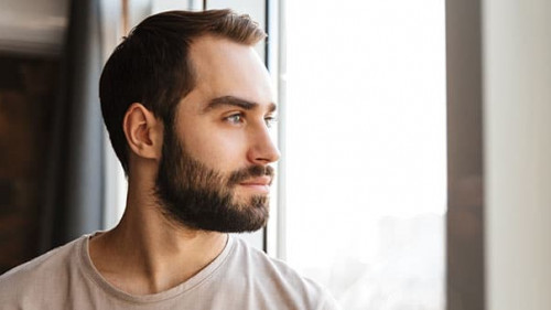 Mann-Fenster-330738681-AS-Drobot-Dean