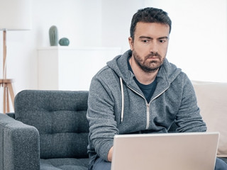 Mann-Laptop-335587230-AS-Paolese