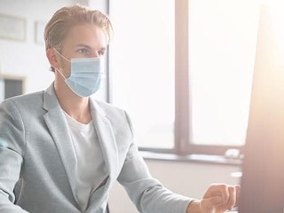 Anzugtraeger-Maske-Office-382403758-AS-Gorodenkoff