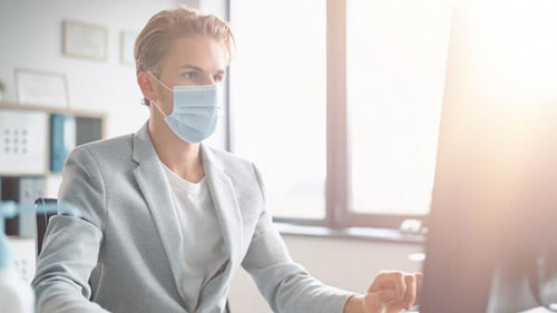 Anzugtraeger-Maske-Office-382403758-AS-Gorodenkoff