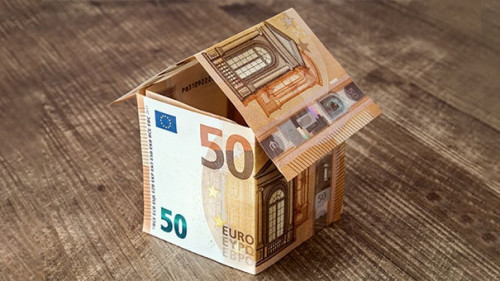 Haus-aus-Geldscheinen-144852924-AS-graja