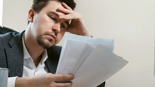 Anzugtraeger-Papier-verzweifelt-347167629-AS-ANR-Production