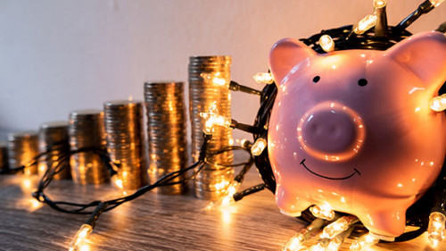 Sparschwein-Lichterkette-291321275-AS-Orathai