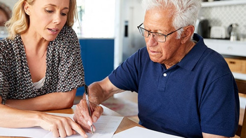 Frau-Senior-Unterschrift-268324246-AS-Monkey-Business