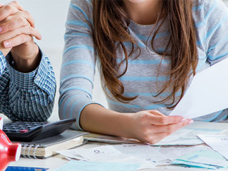 Paar-Taschenrechner-Sparschwein-292604328-AS-Elnur