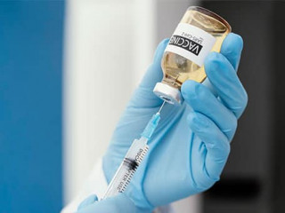 Haende-Spritze-Impfstoff-6158184-PB-alirazagurmani9272