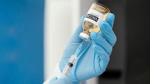 Haende-Spritze-Impfstoff-6158184-PB-alirazagurmani9272