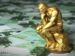 Goldene-Skultur-Geldscheine-256720079-AS-3dsculptor