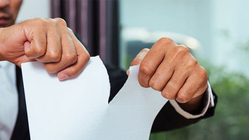 Anzugtraeger-zerreißt-Vertrag-314803405-AS-sorapop