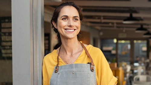 Frau-Restaurant-417305016-AS-Rido