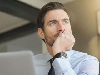 Anzugtraeger-nachdenklich-239516592-AS-goodluz