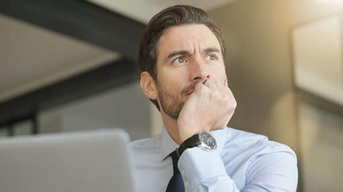 Anzugtraeger-nachdenklich-239516592-AS-goodluz