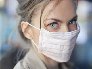 Frau-Maske-393352034-AS-olly