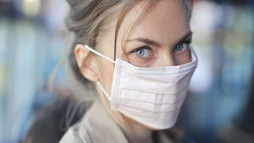 Frau-Maske-393352034-AS-olly