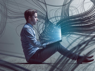 Mann-Laptop-211271788-AS-lassedesignen