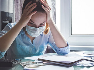 Frau-Maske-verzweifelt-331034095-AS-shintartanya