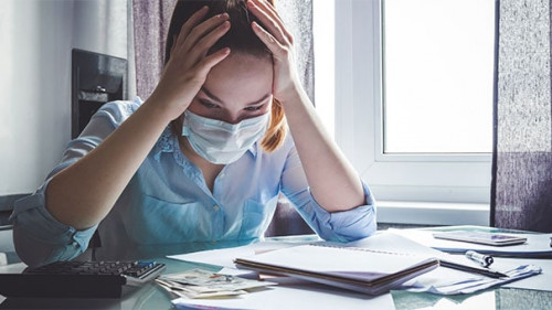 Frau-Maske-verzweifelt-331034095-AS-shintartanya