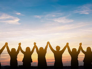 Silhouetten-halten-Haendchen-328036344-AS-Guitafotostudio