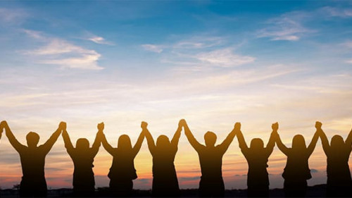 Silhouetten-halten-Haendchen-328036344-AS-Guitafotostudio