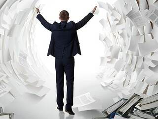 Anzugtraeger-Papier-109370173-AS-Vladimir-Melnikov
