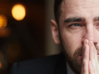 Anzugtraeger-traurig-143932208-AS-pressmaster