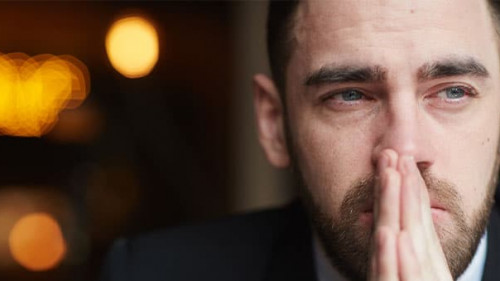 Anzugtraeger-traurig-143932208-AS-pressmaster