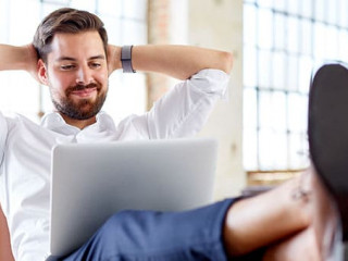 Mann-daheim-Laptop-304174825-AS-Guenter-Menzl