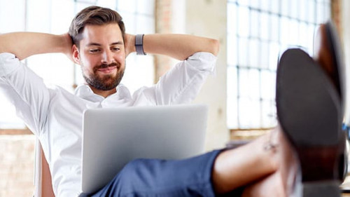 Mann-daheim-Laptop-304174825-AS-Guenter-Menzl