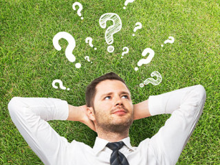 Anzugtraeger-Fragezeichen-Wiese-53545212-AS-peshkova