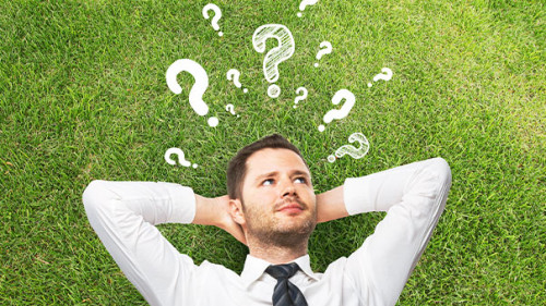 Anzugtraeger-Fragezeichen-Wiese-53545212-AS-peshkova