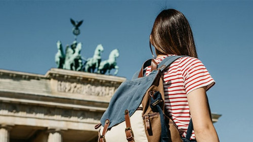 Maedchen-Rucksack-Brandenburger-Tor-246015946-AS-franz12