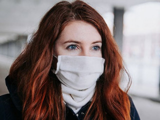 Frau-Maske-333311162-AS-Elena-Kratovich