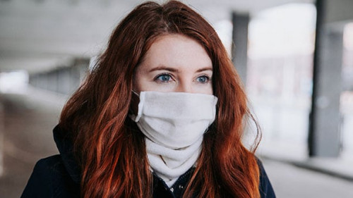 Frau-Maske-333311162-AS-Elena-Kratovich