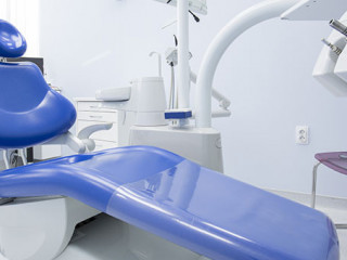 Zahnarztstuhl-97790690-AS-rilueda