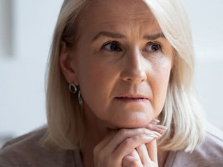 Frau-aengstlich-332617963-AS-fizkes