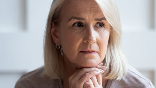 Frau-aengstlich-332617963-AS-fizkes