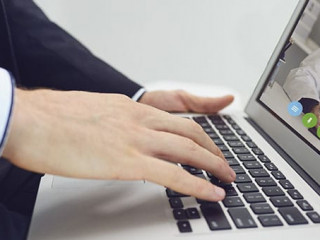 Anzugtraeger-Laptop-Arzt-334737649-AS-Studio-Romantic