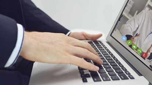 Anzugtraeger-Laptop-Arzt-334737649-AS-Studio-Romantic