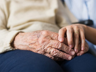 Seniorin-Tochter-Rollstuhl-233168955-AS-Halfpoint