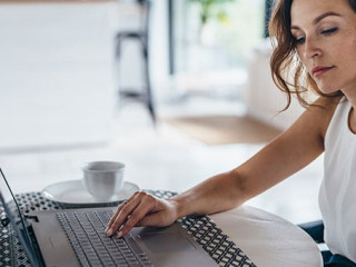 Frau-daheim-Laptop-330571577-AS-undrey