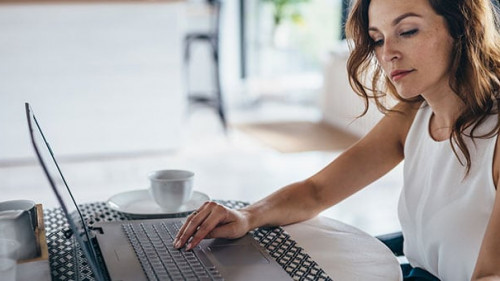 Frau-daheim-Laptop-330571577-AS-undrey