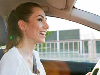 Fahrerin-Auto-Laecheln-273341571-AS-pikselstock