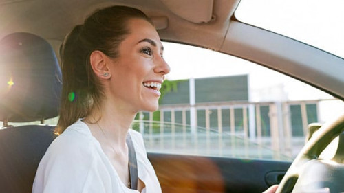 Fahrerin-Auto-Laecheln-273341571-AS-pikselstock