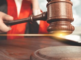 Richterin-Hammer-Laptop-293560448-AS-BillionPhotos-com