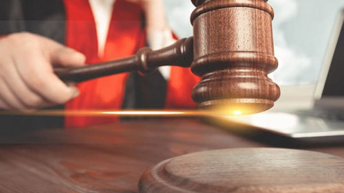 Richterin-Hammer-Laptop-293560448-AS-BillionPhotos-com